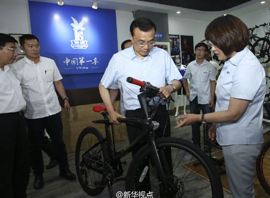 李克强体验“飞鸽”：我愿为中国自行车做广告(图)